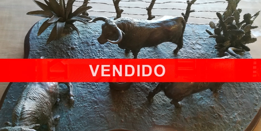 TRES TOROS PASTANDO EN EL CAMPO
